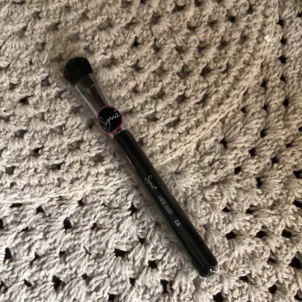 Sigma Large FLUFF Brush - E50
